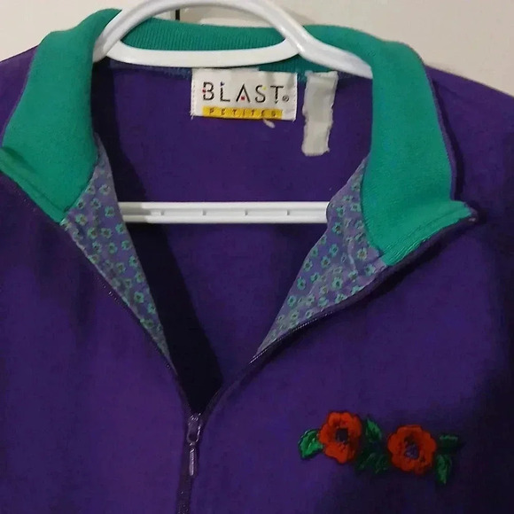 Vintage purple  sweater with rose applique - Picture 7 of 9